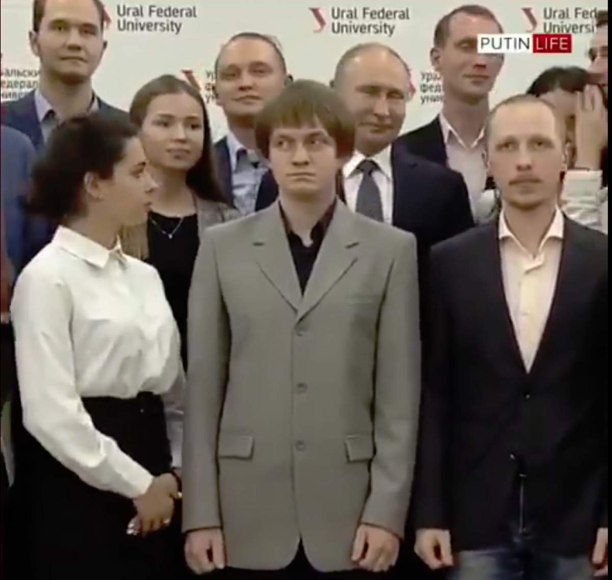 Moment savuros! Vladimir Putin, "acoperit" de un student la o poză de grup. "Mai trăieşte?". VIDEO