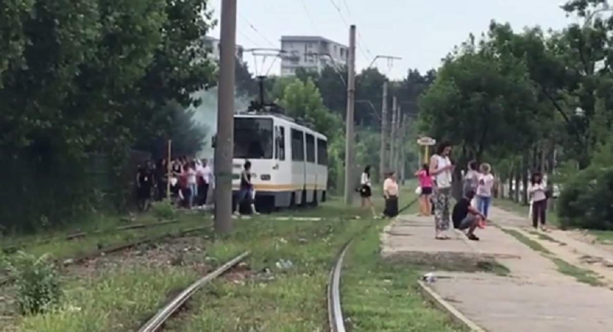Tramvai plin de fum, blocat în Capitală! Călătorii au fost evacuaţi de urgenţă. VIDEO