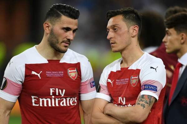 Fotbaliştii Mesut Ozil şi Sead Kolasinac, de la Arsenal Londra, au fost atacaţi cu cuţite în plină stradă!. VIDEO