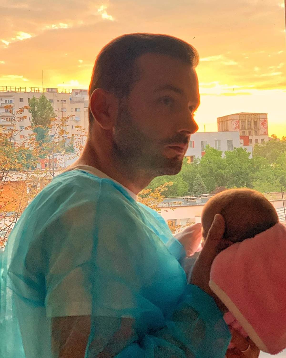 Mihai Morar, imagine de colecție, cu primul răsărit al micuței Roua: „Când Cerul sărută Pământul”
