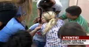Imagini cu impact emoțional! O tânără a leșinat, în fața casei „criminalului din Caracal”