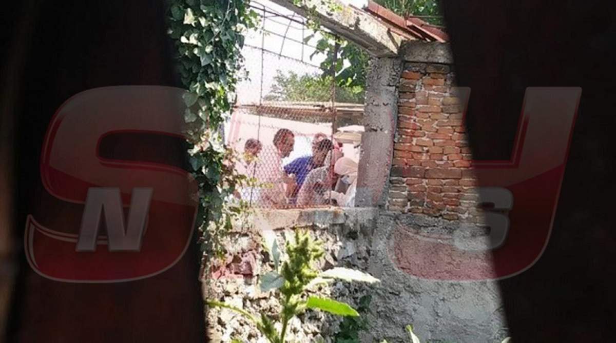 Primele imagini cu experţii medico-legali în casa unde ar fi fost ucise cele două adolescente. VIDEO