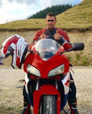 El este tânărul motociclist mort în accidentul de la Pasul Tihuţa! Gabriel avea 32 de ani