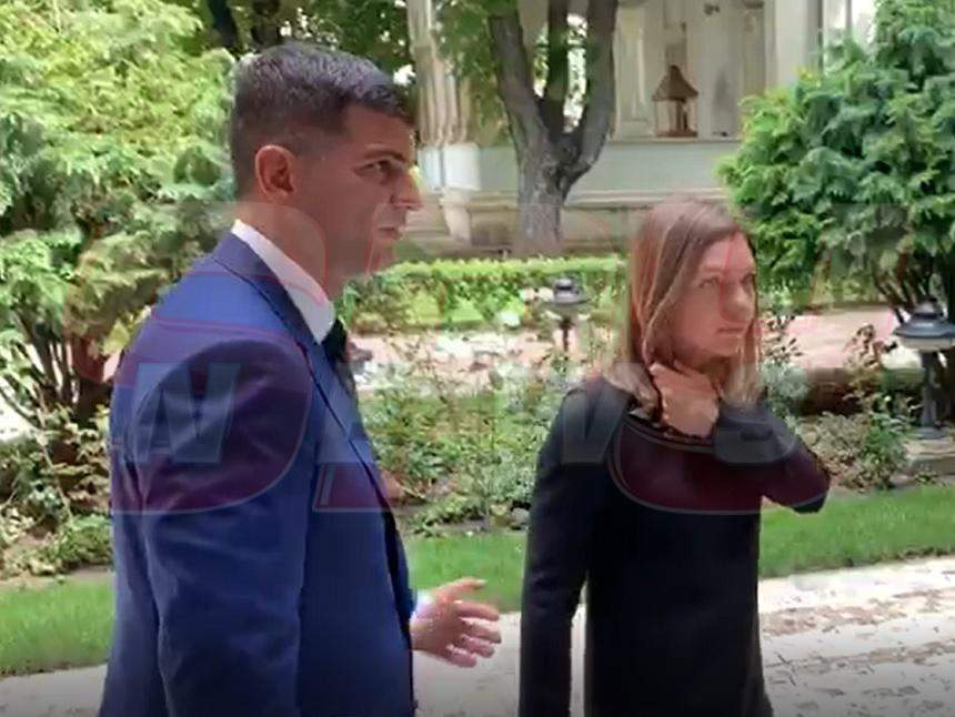 VIDEO PAPARAZZI / Dovada că Simona Halep e îndrăgostită nebuneşte! Imagini de senzaţie cu campioana de la Wimbledon şi iubitul ei la Palatul Cotroceni