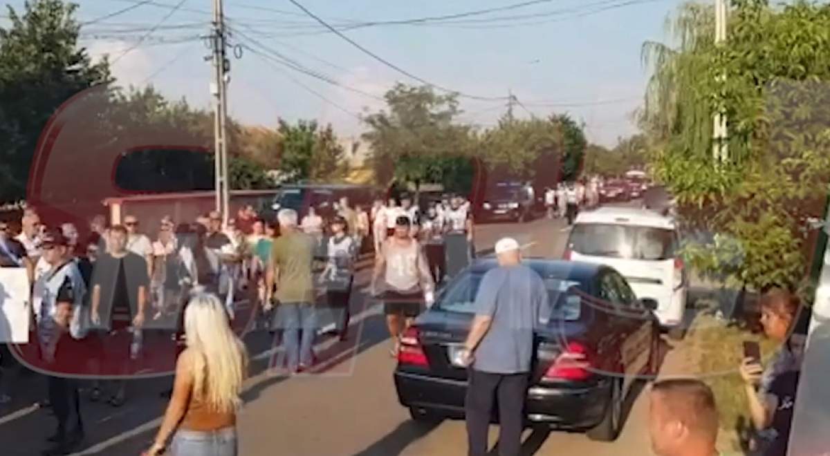 Protest de amploare, în fața casei lui Gheorghe Dincă. Peste 100 de oameni s-au adunat la locul ororilor! VIDEO