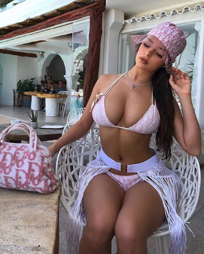 Demi Rose a făcut senzație la piscină, într-un costum de bani minuscul! Diva a lăsat totul la vedere