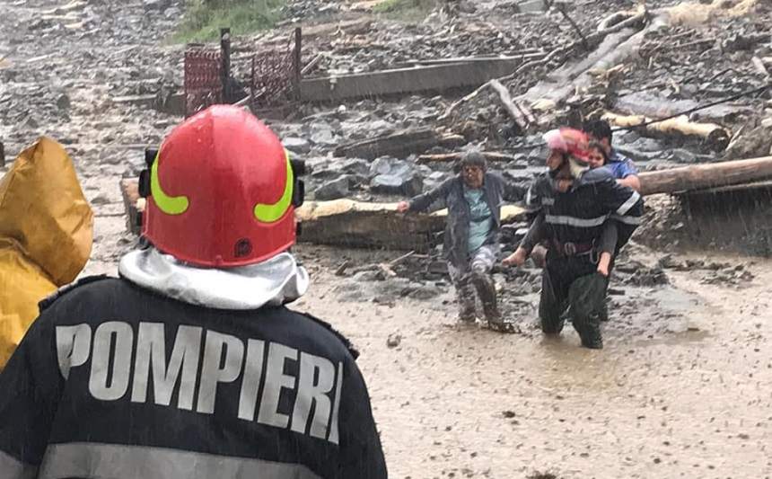 Inundațiile au făcut prăpăd în Argeș! Ambulanța nu a putut ajunge la o persoană rănită. FOTO