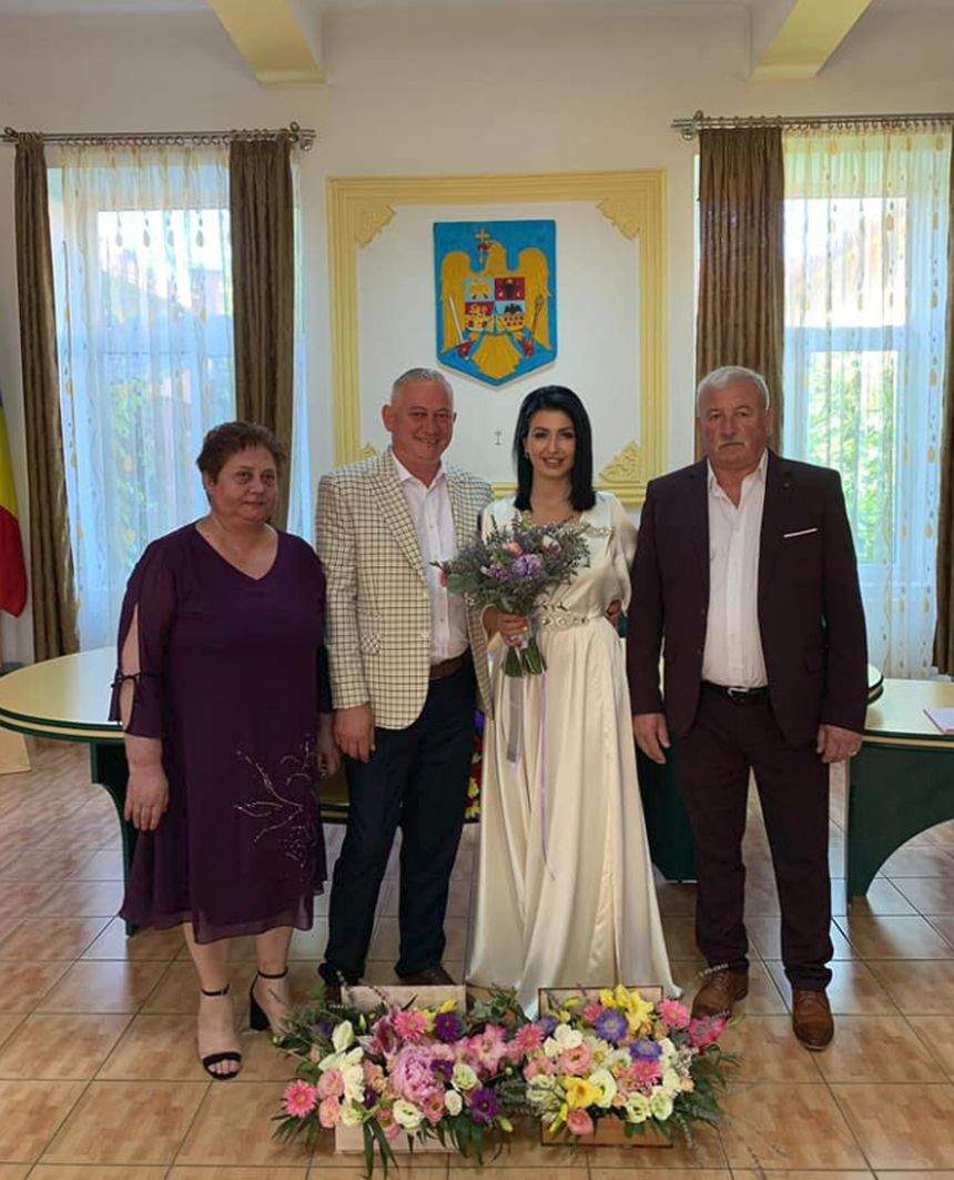 Dovada că Mirela Banias a minţit. Deşi le-a spus fanilor că s-a căsătorit civil în urmă cu câteva luni, de fapt, ea a făcut cununia abia acum