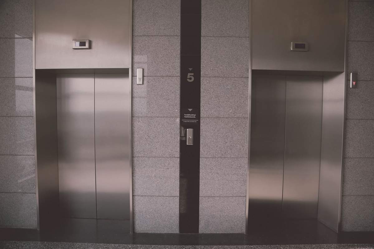 Coșciug rămas blocat în lift, la înmormântare. Preotul a oficiat slujba cu groapa goală