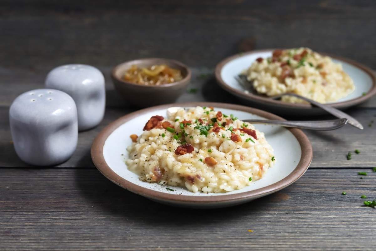 REȚETE de garnitură: Risotto cu ceapă caramelizată, bacon și parmezan