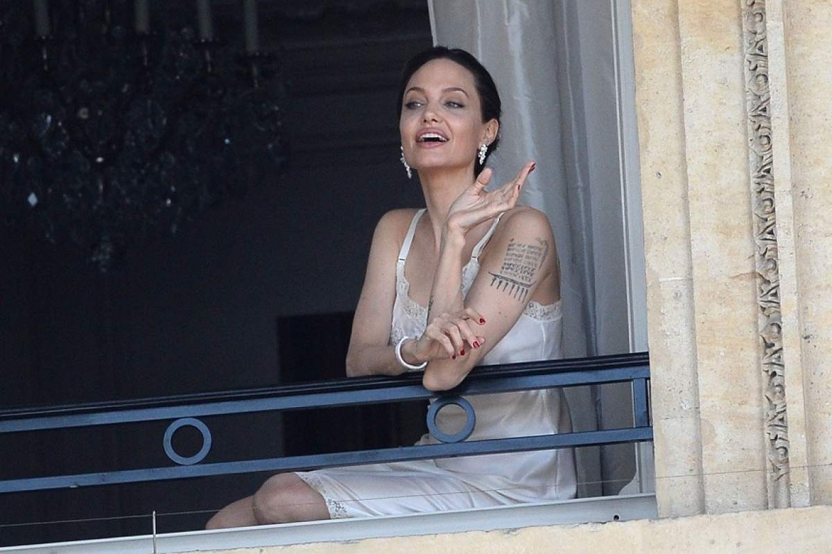 Angelina Jolie, ipostaze incredibile, la balconul hotelul unde era cazată. FOTO