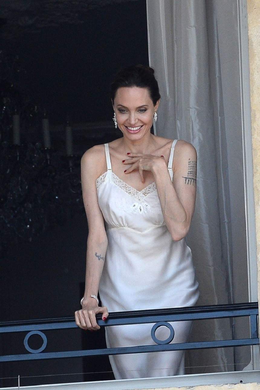 Angelina Jolie, ipostaze incredibile, la balconul hotelul unde era cazată. FOTO