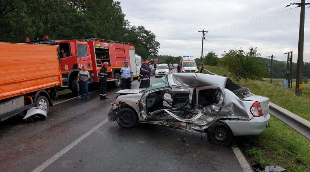 Accident grav în Dâmbovița. Trei mașini s-au ciocnit, doi oameni au murit