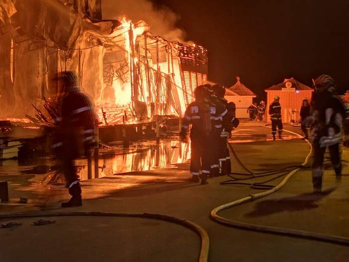 Incendiu devastator la un club din Mamaia! Pompierii au intervenit cu nouă echipaje de stingere. VIDEO