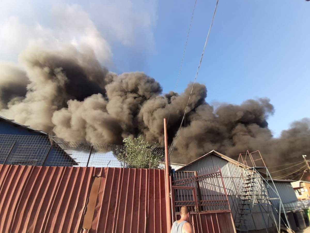 Incendiu de proporții, la un depozit din Buzău. S-a activat RO-ALERT