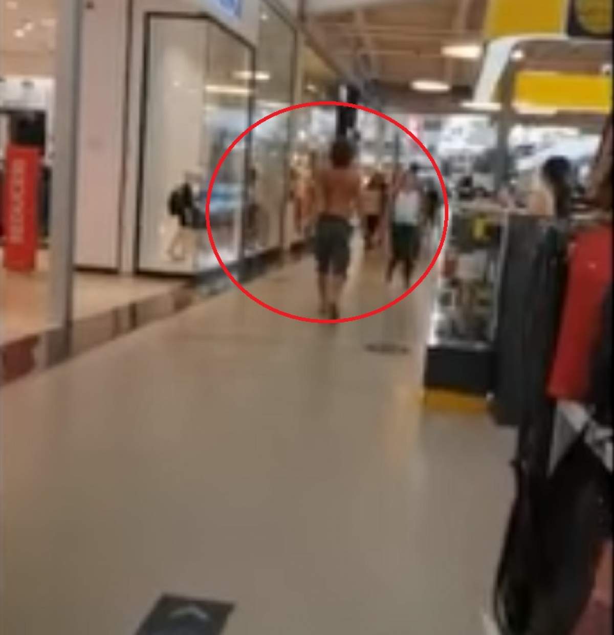 Teroare în Craiova! Un tânăr dezbrăcat și desculț s-a plimbat printr-un mall, cu un cuțit în mână