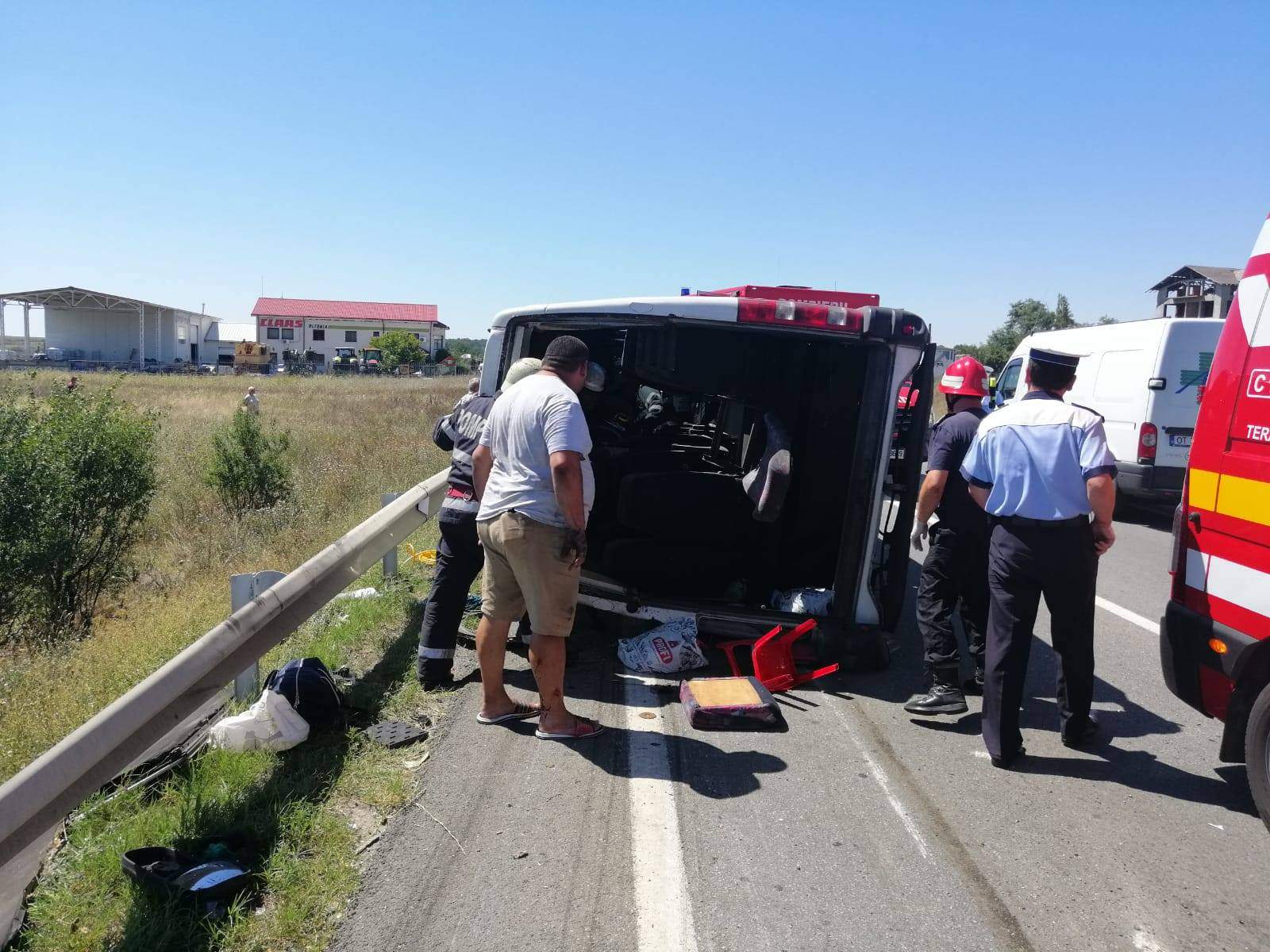 Doi morți și șase răniți, după ce un microbuz s-a răsturnat, în Dolj