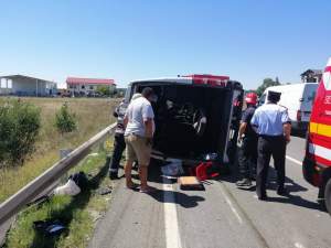 Doi morți și șase răniți, după ce un microbuz s-a răsturnat, în Dolj