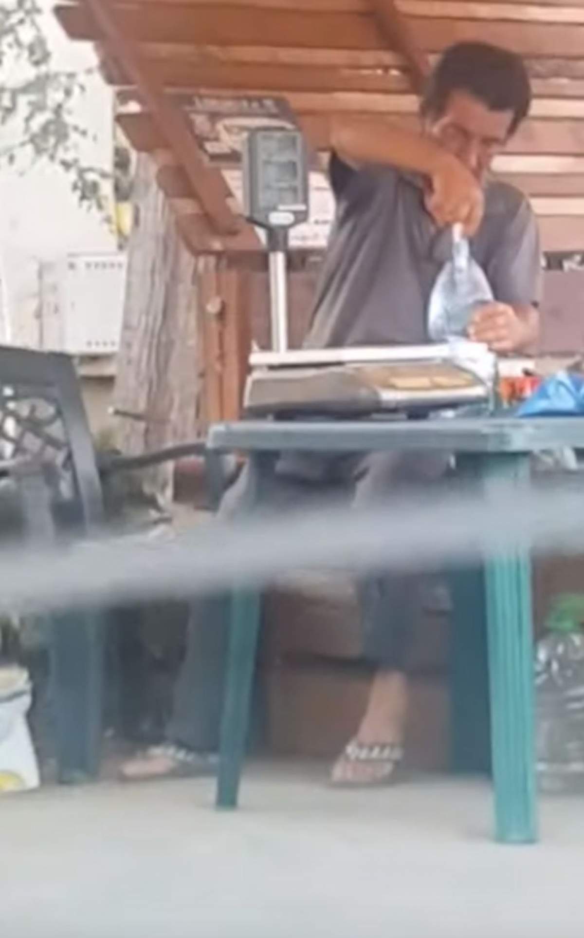 Scene şocante în Brăila. Un bărbat a fost filmat în timp ce injectează o soluţie în pepenii pe care îi vinde / VIDEO