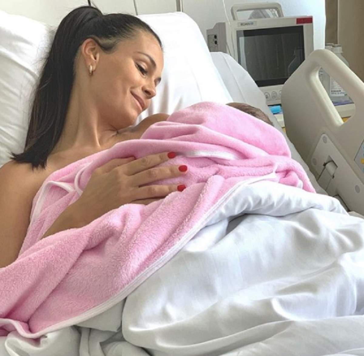 Anca Serea, primele declaraţii după ce a născut. "Fetiţa m-a lăsat să dorm toată noaptea"