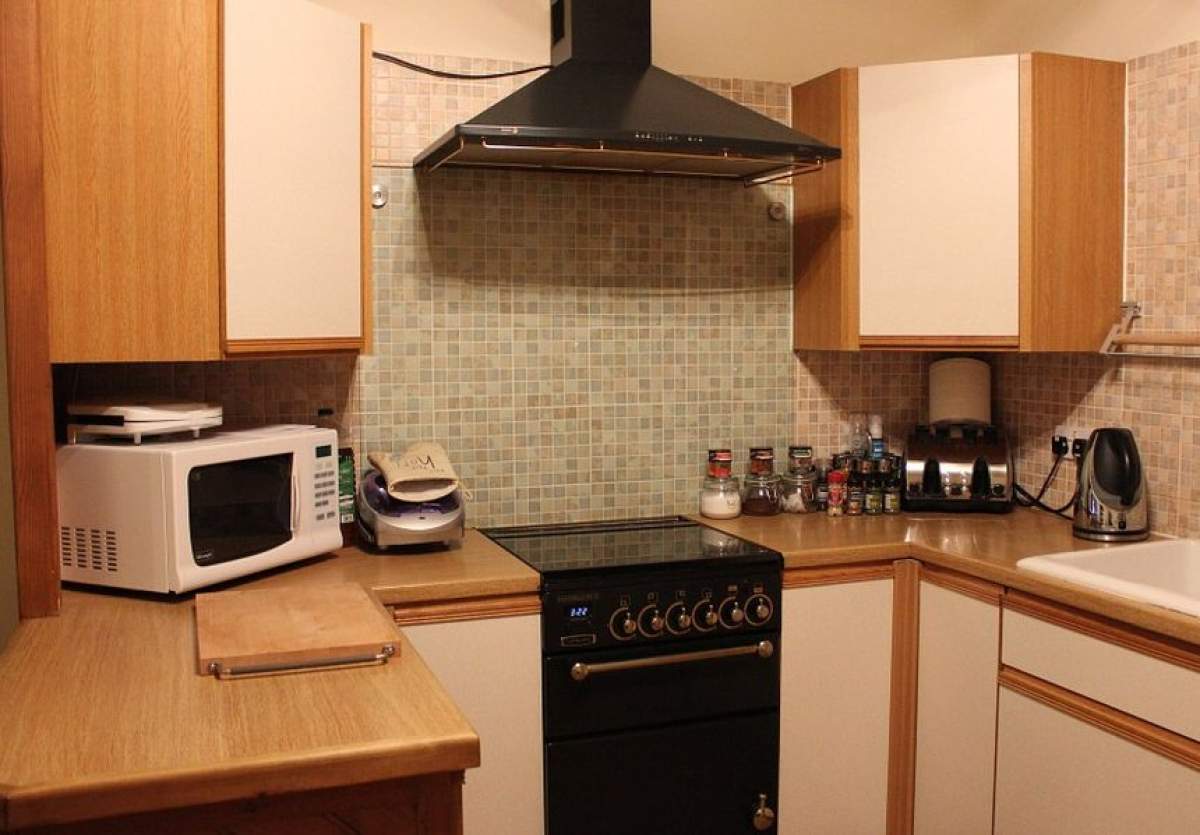 Crimă şocantă, în Bucureşti. Un bărbat şi-a ucis mama cu aparatul de microunde