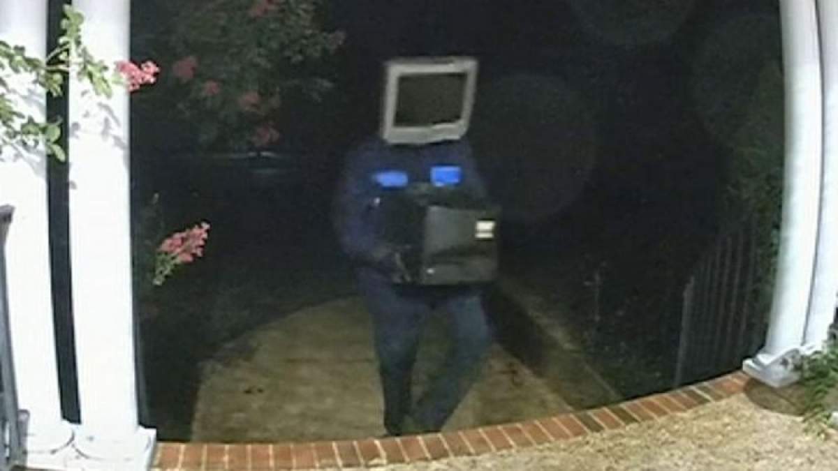 Imagini ca din „Dosarele X”! Un bărbat cu un televizor pe post de cap le lasă oamenilor televizoare la ușă. VIDEO