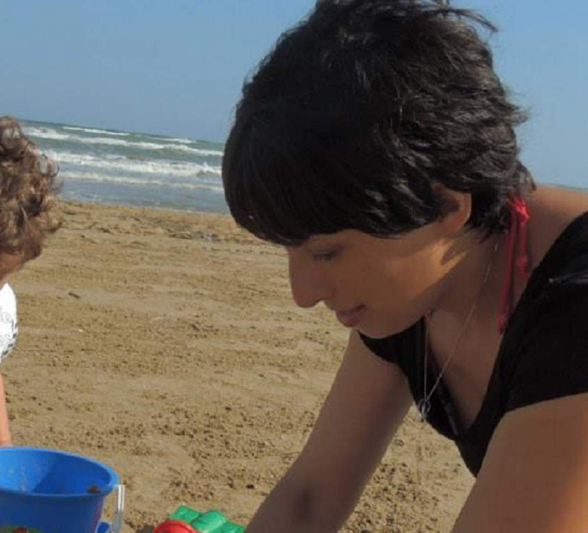 Dana a murit în Italia, după ce a intrat în mare şi a leşinat. Copiii ei se jucau la câţiva metri distanţă