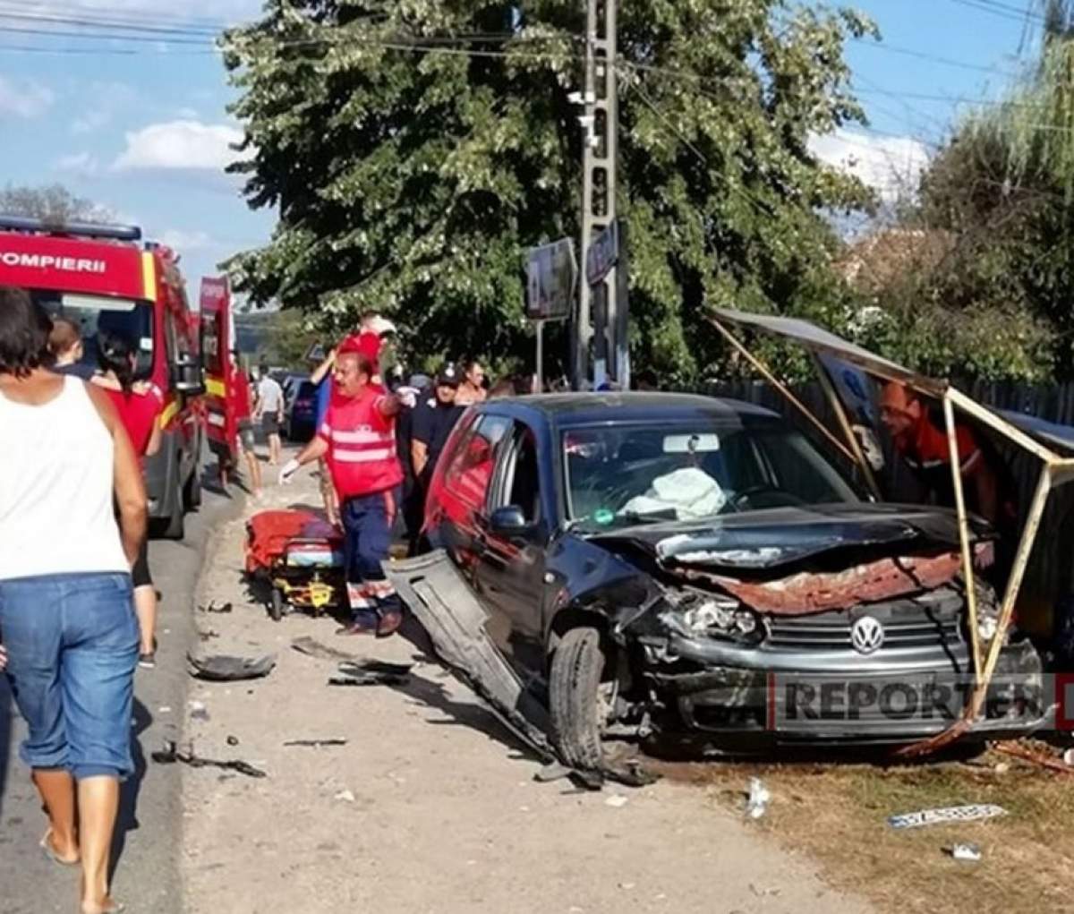 Accident devastator într-o zonă turistică din Buzău. O şoferiţă de 29 de ani a intrat în plin în oamenii care aşteptau autobuzul în staţie / FOTO