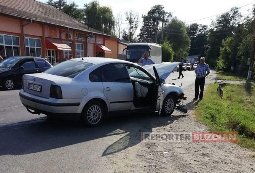 Accident devastator într-o zonă turistică din Buzău. O şoferiţă de 29 de ani a intrat în plin în oamenii care aşteptau autobuzul în staţie / FOTO