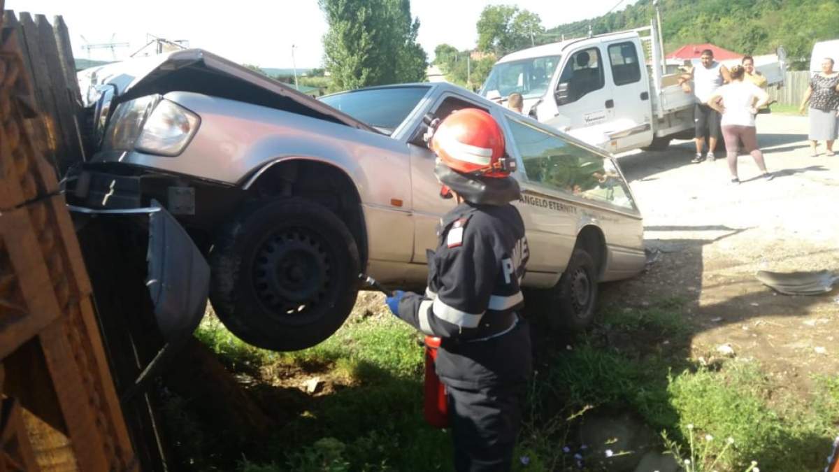 Cortegiu funerar, spulberat de o autoutilitară, în Argeș. Dricul a fost aruncat pe gardul unei case. FOTO