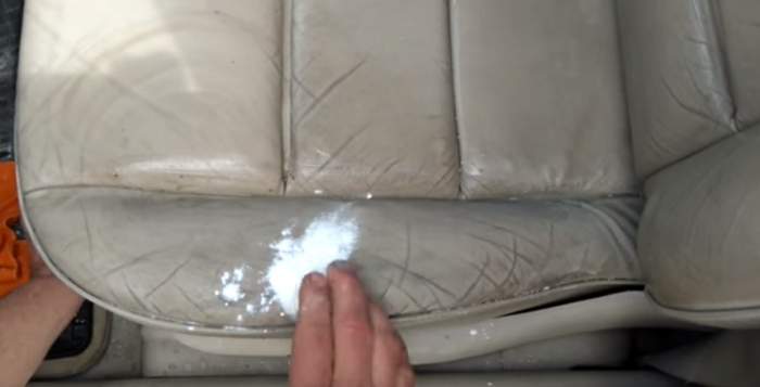 Cum să folosești bicarbonatul de sodiu pentru a-ți curăța tapiseria mașinii