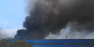 Incendiu devastator, în Constanţa. Arde un depozit de mase plastice. 50 de pompieri se luptă cu flăcările