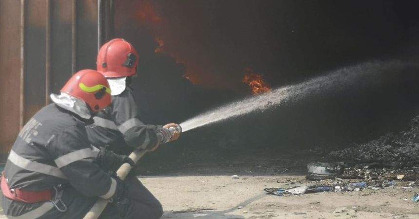 Incendiu devastator, în Constanţa. Arde un depozit de mase plastice. 50 de pompieri se luptă cu flăcările