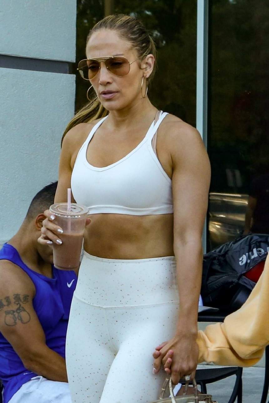 Jennifer Lopez are un trup de oțel, la 50 de ani! Artista a făcut furori pe străzile din Miami. FOTO