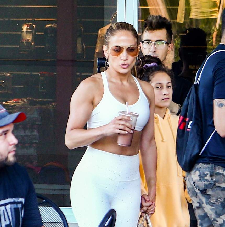 Jennifer Lopez are un trup de oțel, la 50 de ani! Artista a făcut furori pe străzile din Miami. FOTO