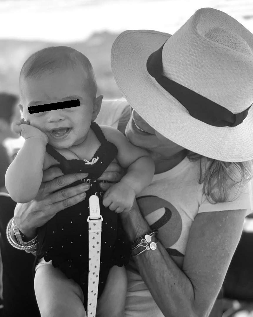 Catrinel Menghia, prima vacanţă de lux, alături de fetiţa ei. Vedeta şi-a etalat la plajă silueta de invidiat / FOTO