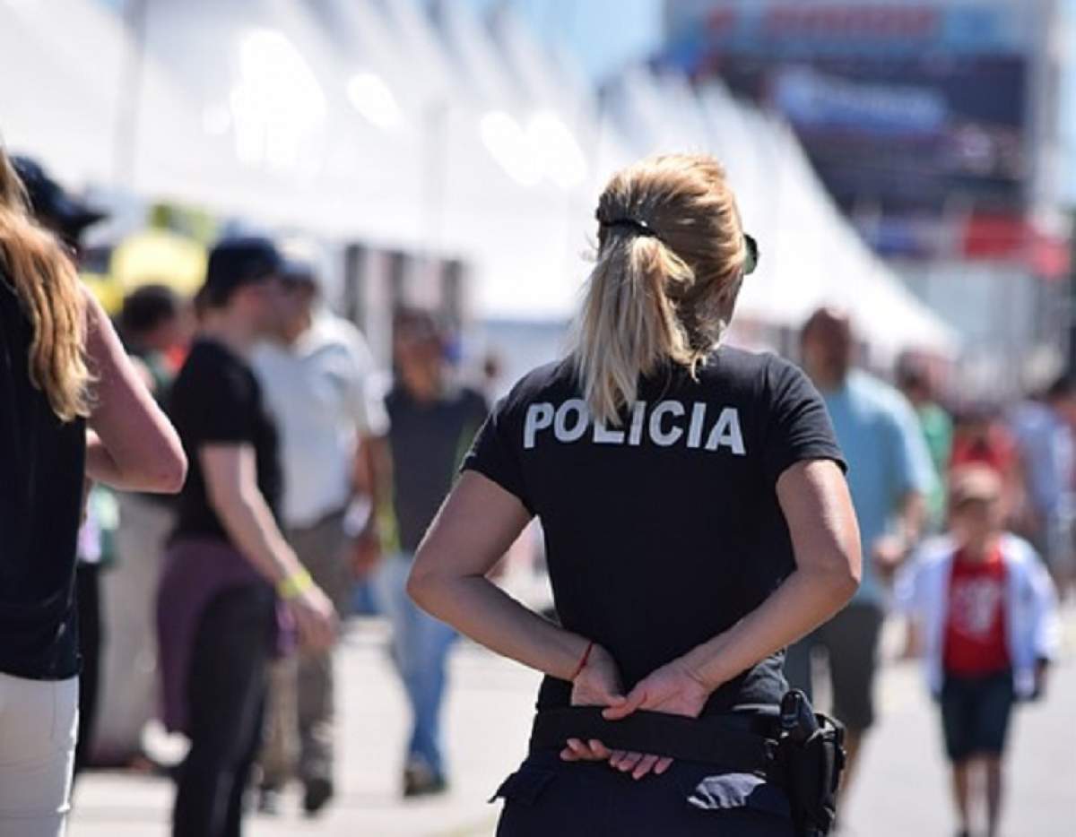 Polițistă concediată, după ce s-a filmat goală în baia unei școli! Pentru cine făcuse filmulețul
