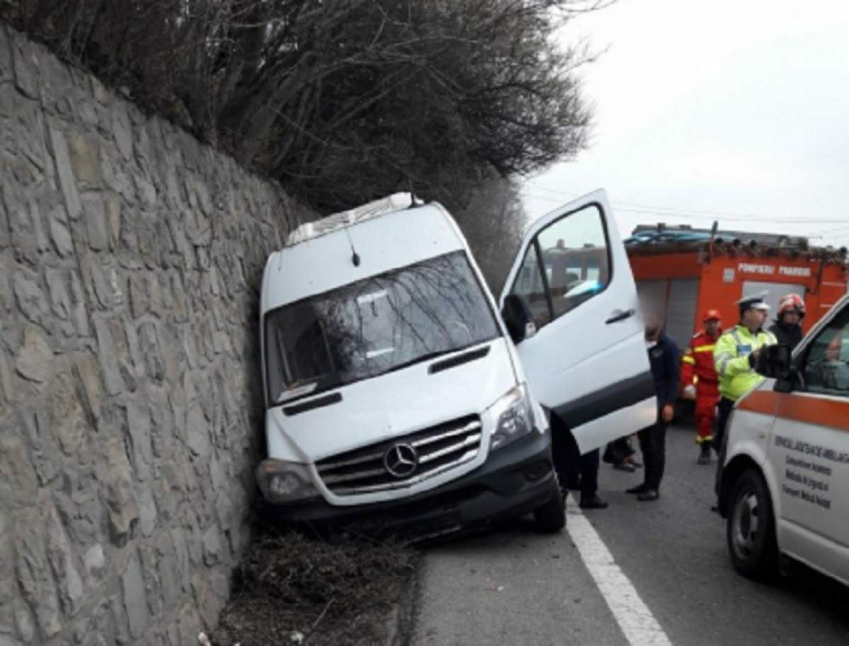 Inconștiență la volan. Un șofer de microbuz a provocat un grav accident, fiind sub influența băuturilor alcoolice