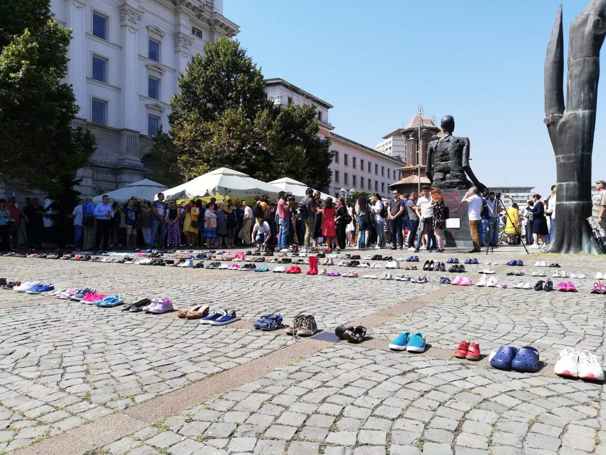 Protest cu perechi de pantofi, jucării de pluş, candele şi cărţi, în faţa Ministerului Afacerilor Interne!