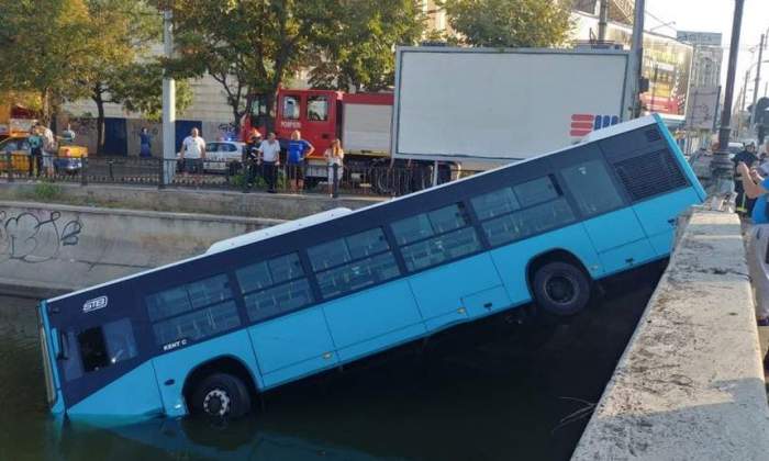 Accident şocant, sâmbătă dimineaţă, în Capitală. Un autobuz STB a căzut în Dâmboviţa