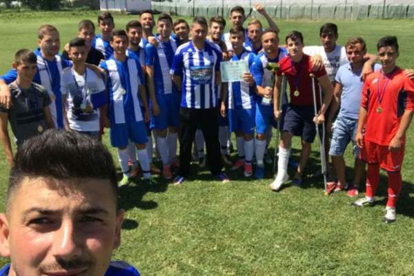 Se întâmplă în România! O echipă de fotbal a refuzat să intre pe teren pentru că toţi jucătorii au mers la nunta unui fotbalist