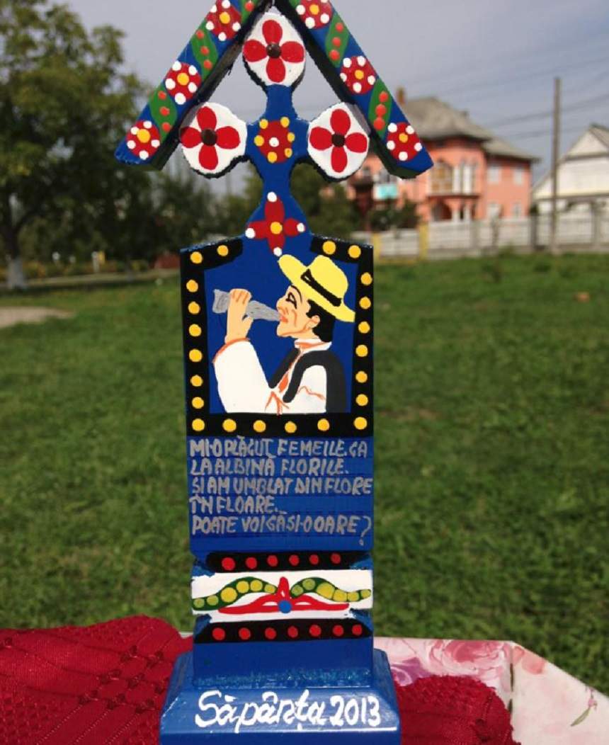 Marcel Toader primise drept cadou o cruce personalizată de la Săpânţa! Mesajul scris, după modelul "Cimitirul vesel"