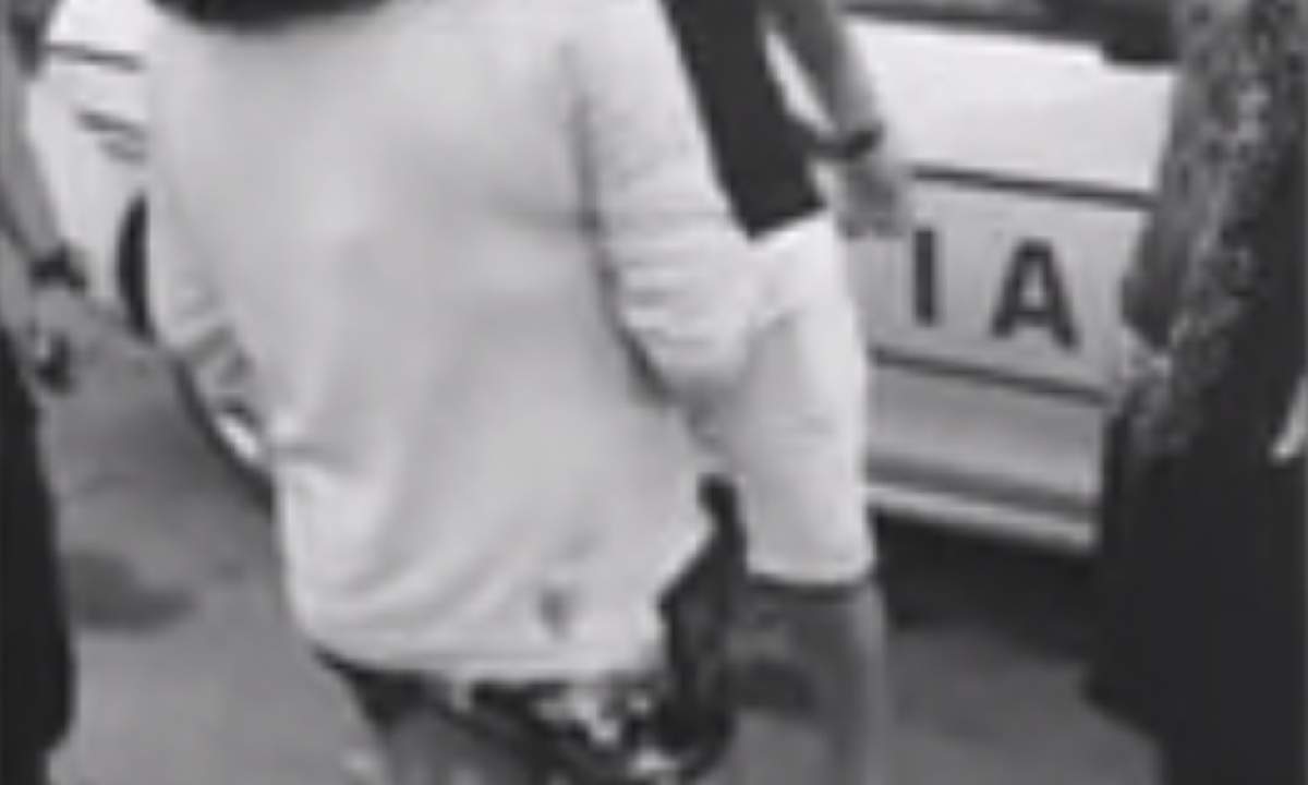 Iubitul fetei din Galați, care sângera pe stradă, a fost găsit și dus la Parchet. Se ascunsese de autorități