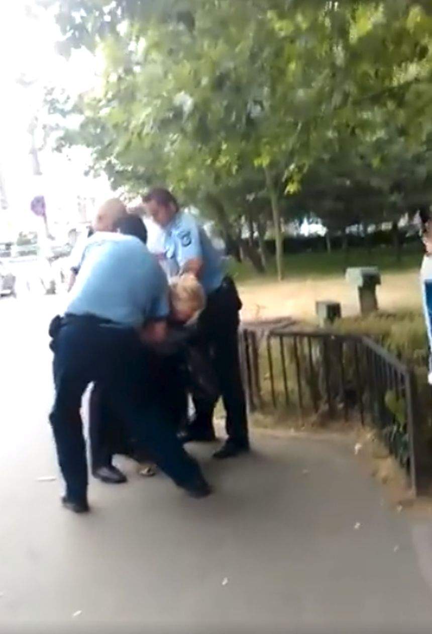 Un nou abuz al Poliţiei. Femeie maltrată şi bruscată pe stradă de trei oameni ai legii doar pentru că ar fi refuzat să se legitimeze / VIDEO