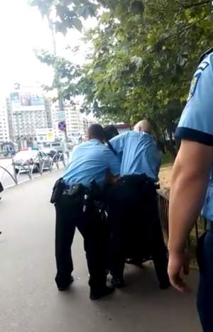 Un nou abuz al Poliţiei. Femeie maltrată şi bruscată pe stradă de trei oameni ai legii doar pentru că ar fi refuzat să se legitimeze / VIDEO