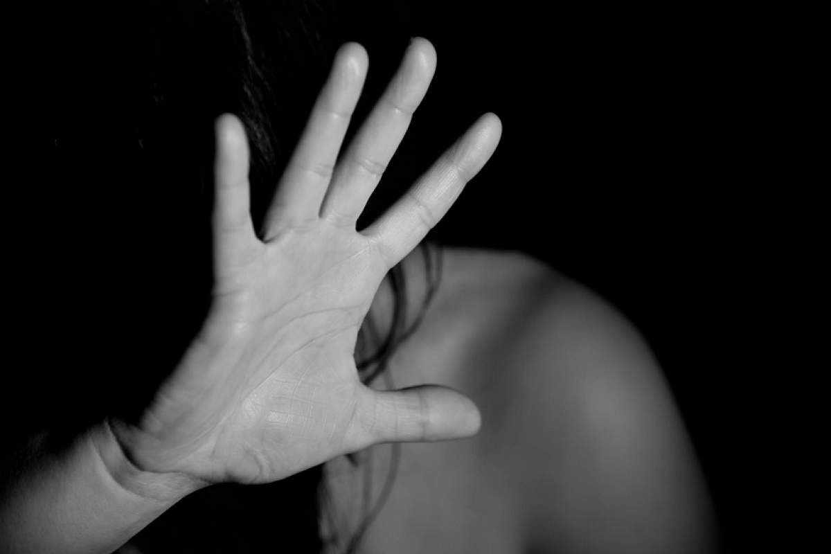 Două adolescente din Bacău au fost abuzate timp de doi ani de iubitul mamei lor. Femeia ştia tot