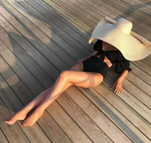 Elena Gheorghe a atras toate privirile la plajă. Cum poate să arate artista în costum de baie