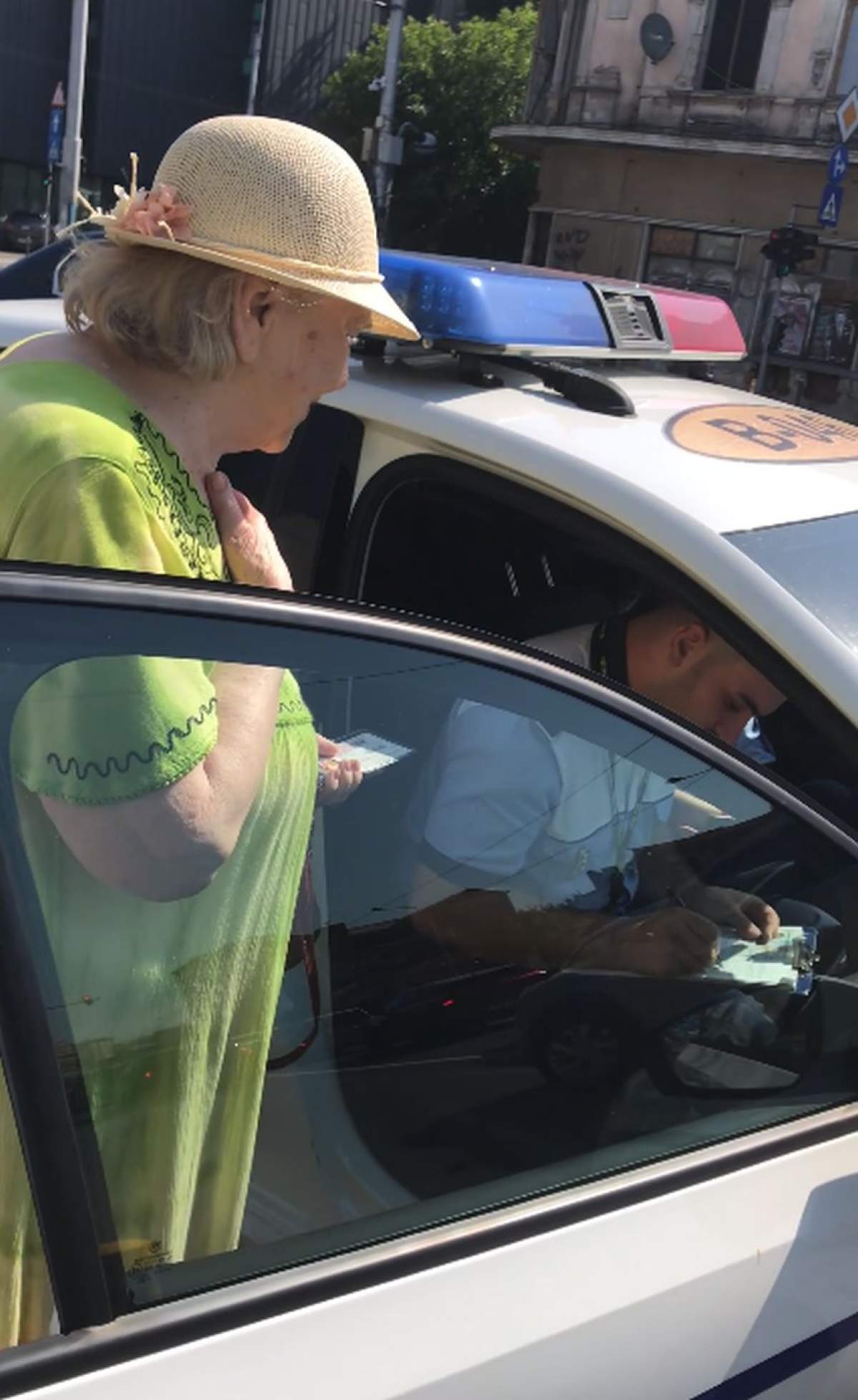 Poliţiştii au făcut, din nou, exces de zel. Bătrână de 81 de ani, amendată că a mers prea încet pe trecerea de pietoni / VIDEO