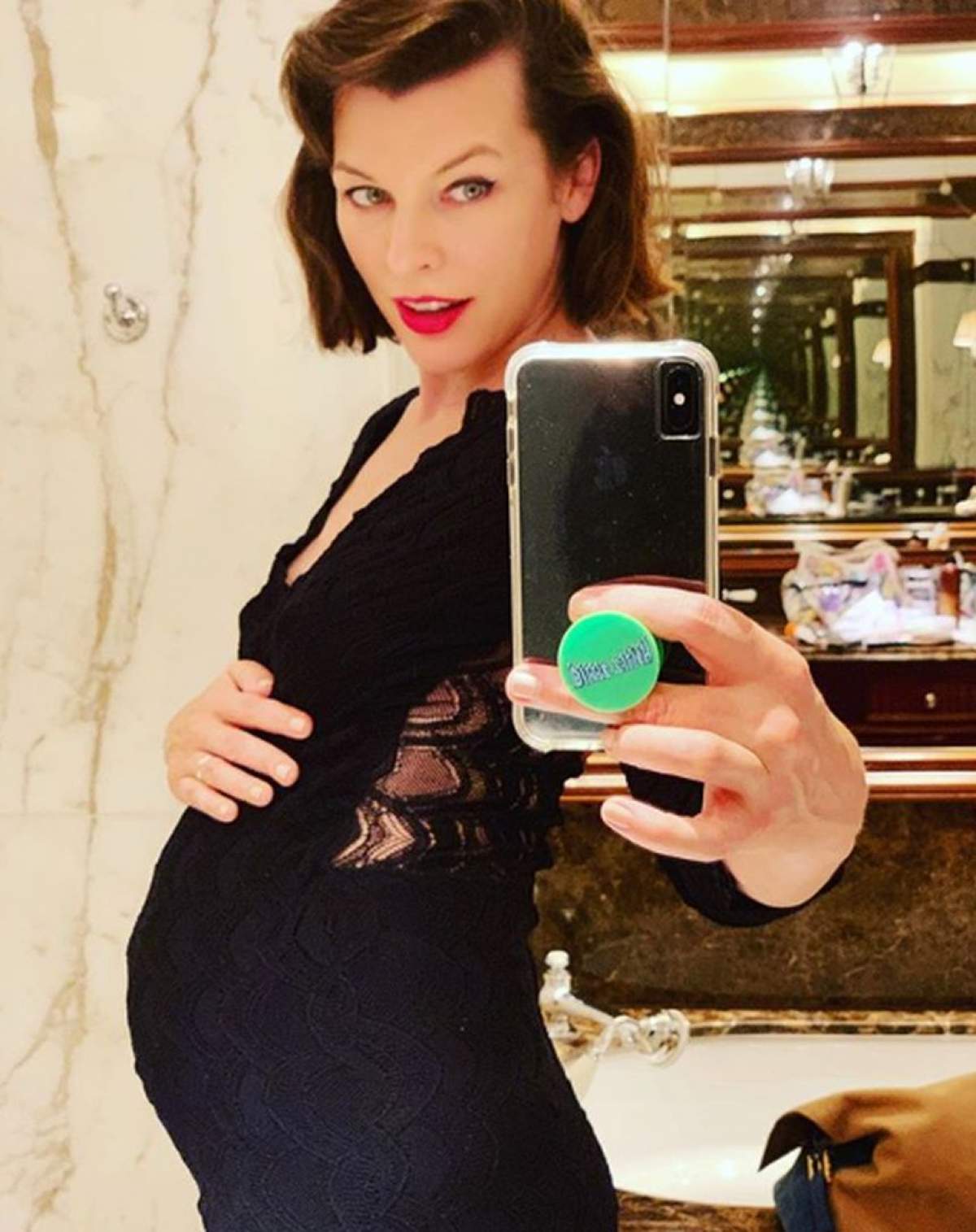 Milla Jovovich este însărcinată pentru a treia oară, la 43 de ani