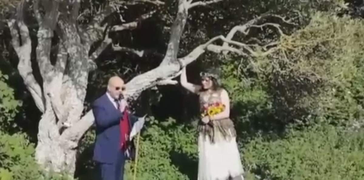 Căsătorie total neaşteptată! O femeie i-a jurat iubire eternă unui copac